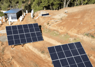 Terreno con instalación fotovoltaica para generación de energía solar.