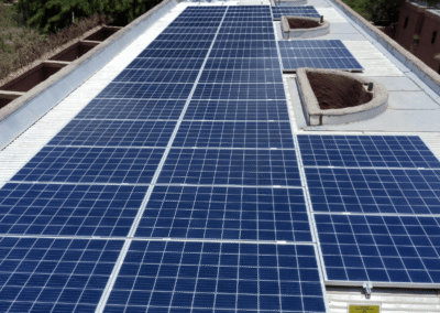 Vivienda con instalación fotovoltaica para generación de energía solar.