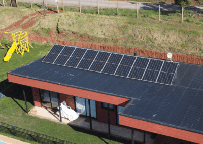 Vivienda con instalación fotovoltaica para generación de energía solar.
