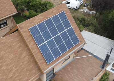 Vivienda con instalación fotovoltaica para generación de energía solar.