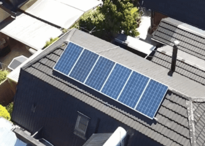 Vivienda con instalación fotovoltaica para generación de energía solar.
