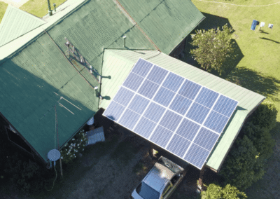 Vivienda con instalación fotovoltaica para generación de energía solar.