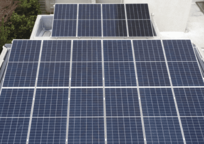 Vivienda con instalación fotovoltaica para generación de energía solar.