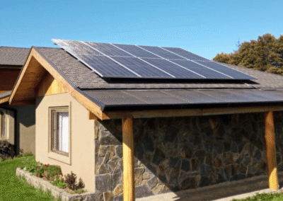 Vivienda con instalación fotovoltaica para generación de energía solar.
