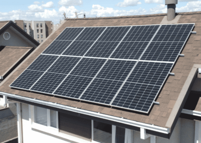 Vivienda con instalación fotovoltaica para generación de energía solar.