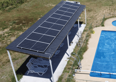 Vivienda con instalación fotovoltaica para generación de energía solar.