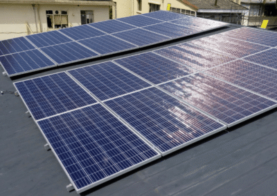 Vivienda con instalación fotovoltaica para generación de energía solar.