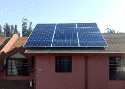 Vivienda con instalación fotovoltaica para generación de energía solar.