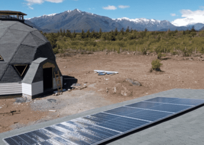 Vivienda con instalación fotovoltaica para generación de energía solar.