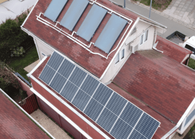 Vivienda con instalación fotovoltaica para generación de energía solar.