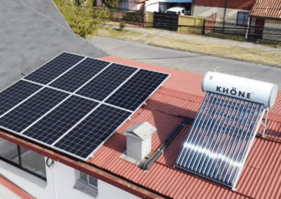 Vivienda con instalación fotovoltaica y térmica para generación de agua caliente con energía solar