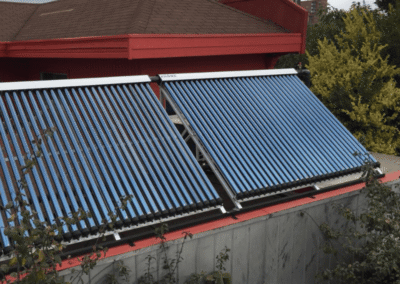 Vivienda con instalación térmica para generación de agua caliente con energía solar