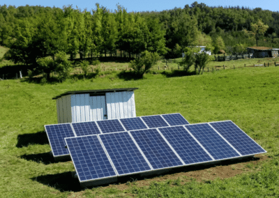 Vivienda con instalación fotovoltaica para generación de energía solar.